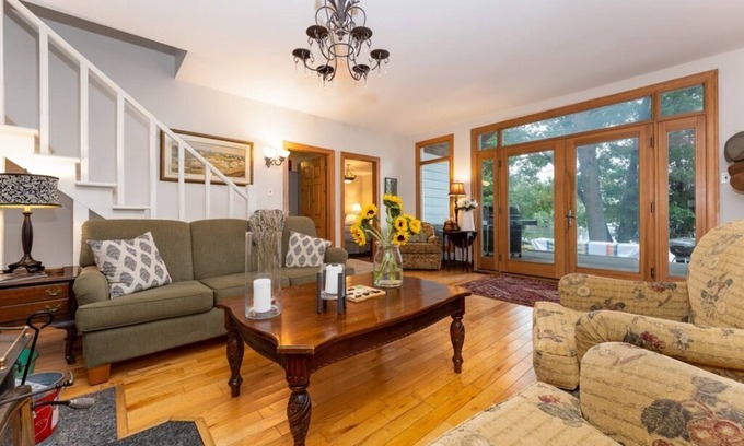 Gravenhurst Cottage | Lakefront Muskoka Cottage with Hot Tub & Spa – Guest Rated 9.8