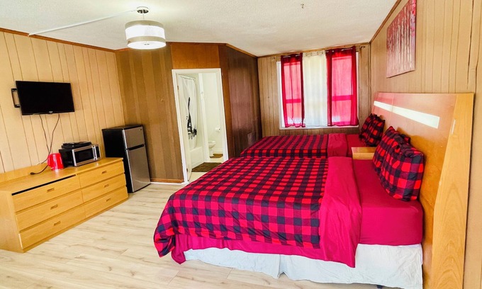 Gravenhurst Hotel | Cozy Muskoka Nights Motel with Breakfast & Family Amenities