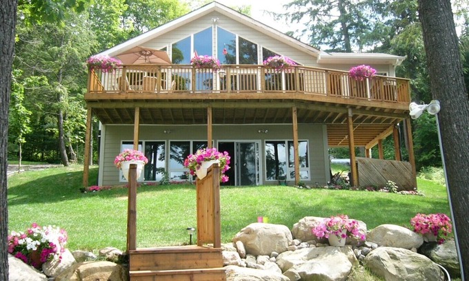 Utterson House | Lakefront Retreat: Muskoka Viceroy Home with Pool & Spa