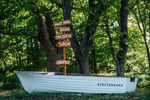 Abruka Apartment | Discover Must Pärl Abrukas: Family-Friendly Escape
