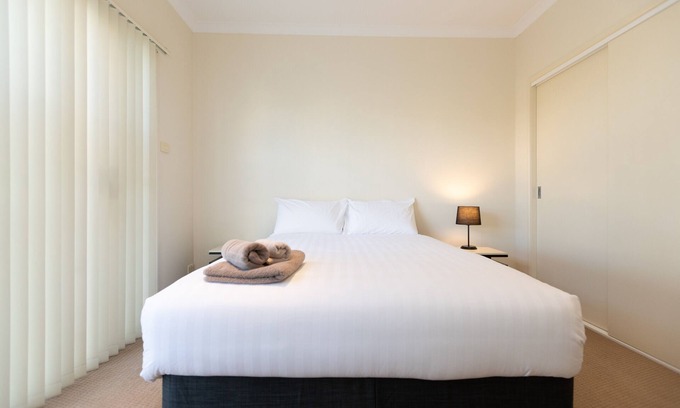 Muswellbrook Villa | Muswellbrook Villa 2 - Spacious, Comfy, Full Amenities - Shared Garden and Pool