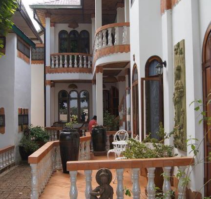 Nong Khai House | Budget-Friendly Mut Mee Garden Guest House with Restaurant
