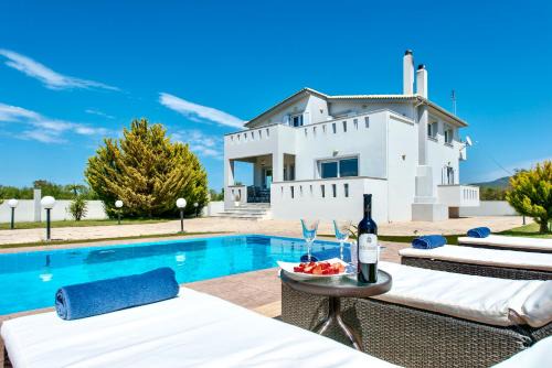 Agrilia Villa | Elegant Muthee Private Villa with Oceanfront Pool & Spa