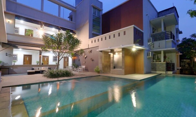 Cipete Selatan Bed & Breakfast | Mutiara Suites: Guest Rated 8/10 with Pool & Kitchen