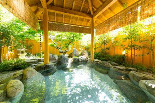 Gero Onsen Hotel | Discover Mutsumikan: Family-Friendly with Hot Tub Bliss