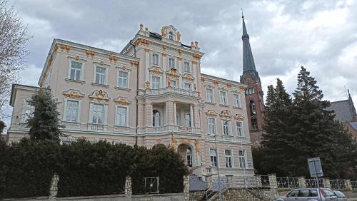 Teplice Apartment | Pet-Friendly MVAhouse: Guest Rated 9/10, Family Welcoming