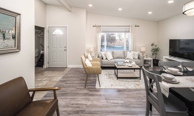 Willow Park House | Cozy Getaway: Your Beloved Home Awaits with Breakfast