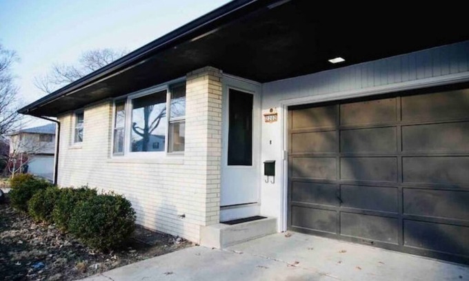 Urbana House | Vibrant My Colorful CU Stay: Family-Friendly Comfort Awaits