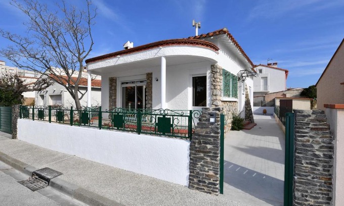 Saint-Cyprien Plage House | Delightful My Flower - 4-Star Family-Friendly Retreat