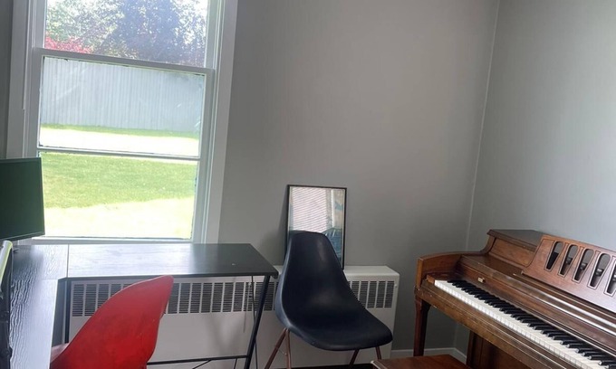 Campbell Park House | Cozy Retreat: Family-Friendly Stay with Free Laundry & Wi-Fi