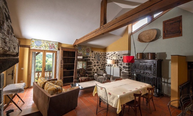 Polignac Apartment | Cozy Retreat at My Home in Cheyrac with Breakfast & Kitchen