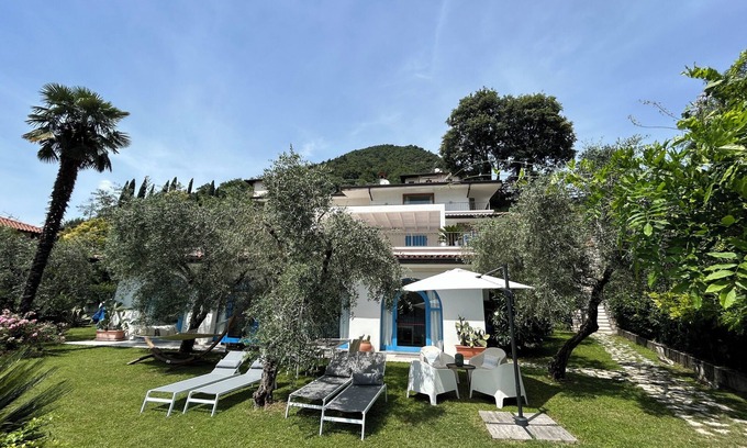 Peschiera Maraglio Apartment | Lakefront Apartment at My Home in Mount Island, Rated 9.8