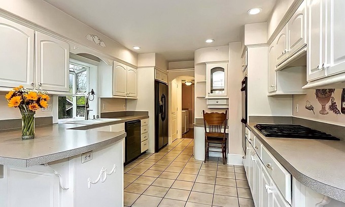 Gold Bar House | Haunted House Adventure: Pet-Friendly Lake View Retreat