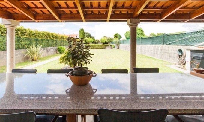 Oliveira do Douro Villa | Cozy Oceanfront Retreat: Family-Friendly with Kitchen Access