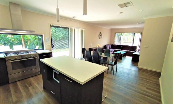 Albury House | Discover My Place in Albury: Family-Friendly Retreat