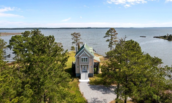 Merritt House | My Pointe of View - Waterfront Retreat with Pet-Friendly Perks