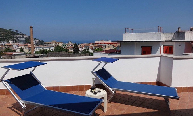 Sorrento Historic Centre Apartment | Guest Rated: 10/10 Apartment Snicher with Pool & Ocean View