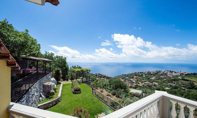 Sant'Agata sui Due Golfi Villa | My Rental Homes - Villa Tortuga on Sorrento hillside with pool and sea view