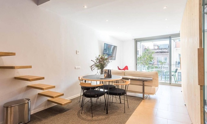 Sant Gervasi Apartment | Cozy My Space Barcelona Apartment with Terrace Near Clinic