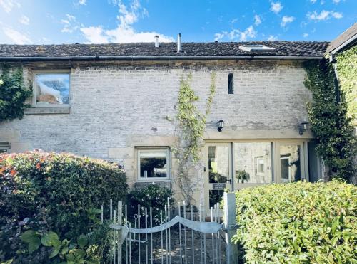 Crowdecote House | Guest Rated: Mycock Cottage with Cozy Fireplace & Child Friendly
