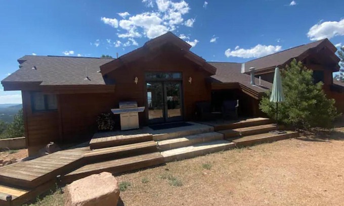 Florissant House | Pet-Friendly Mydnyt Mountain Retreat for Family Getaways