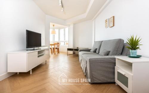 El Pison Apartment | Beachfront Retreat with Parking, Pet & Child Friendly