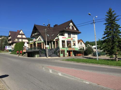Korbielow House | Discover Mylak: Family-Friendly Stay with Pool & Breakfast