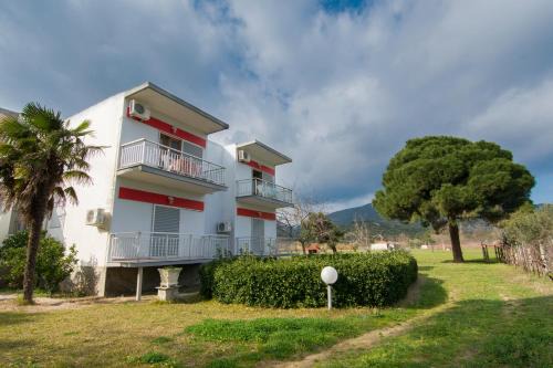 Sikia Apartment | Oceanfront Retreat at Myloi Loggou - Guest Rated 9/10