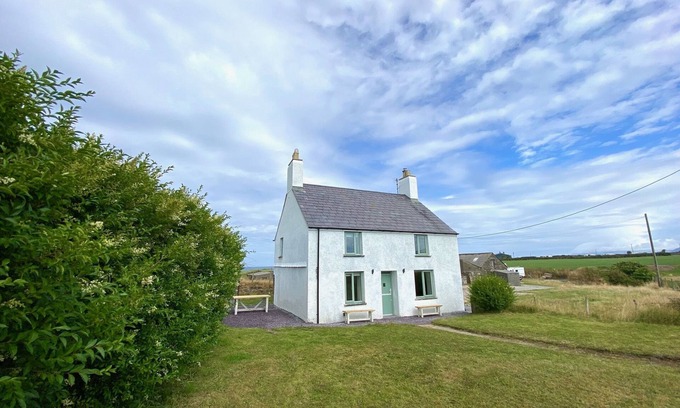 Garn Fadryn Apartment | Discover Mynachdy: Perfect for Families, Sleeps 6 Guests