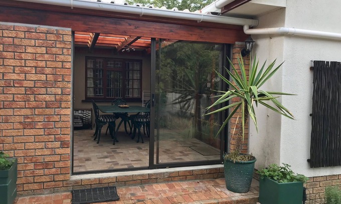 Somerset West Cottage | Myrtle Cottage: Ideal Spot for Sightseeing & Wine Tasting