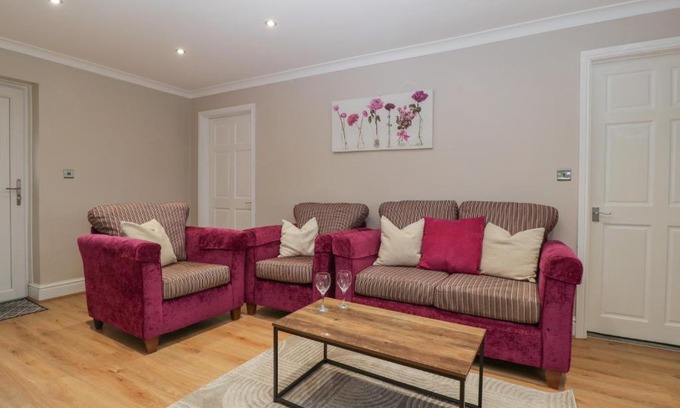 Nantgarw House | Idyllic Myrtle Cottage: 4-Star Family Getaway Awaits