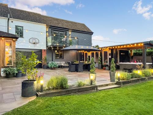 Repps with Bastwick House | Family-Friendly Retreat at Myrtle Cottage with Hot Tub