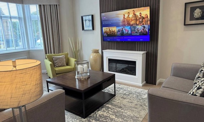 West Calder House | Elegant Myrtle Grove Villa with Kitchen & Breakfast Included