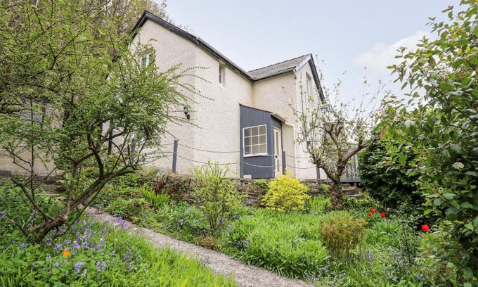 Knighton House | Pet & Child Friendly Retreat at Myrtle Villa - 4 Stars