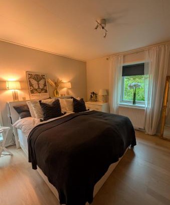 Almunge Villa | Elegant Home with Pool & Gym Close to City - Idyllic Retreat
