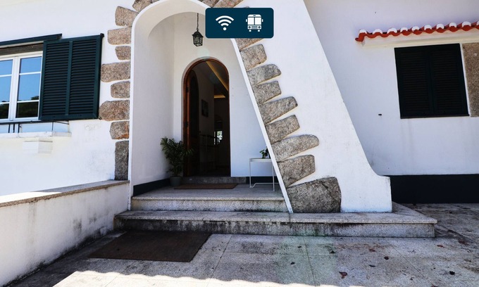 Vilarinha House | Cozy Stay at Lira's Guest House with Breakfast & Kitchen