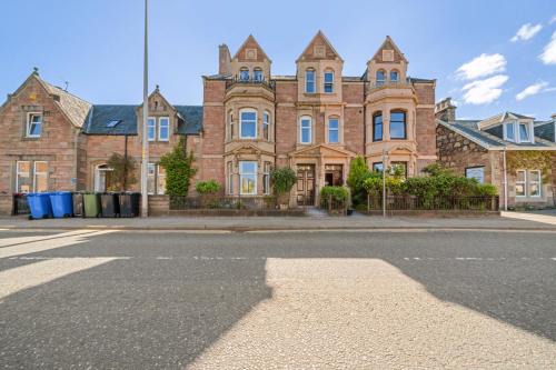 Inverness City Centre House | mySTAYINN Cedar Villa 9 Bedroom House - Inverness