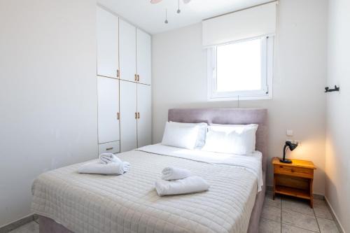 Methoni Apartment | Ocean View Retreat: Mythos Suites-Poseidon Apartment