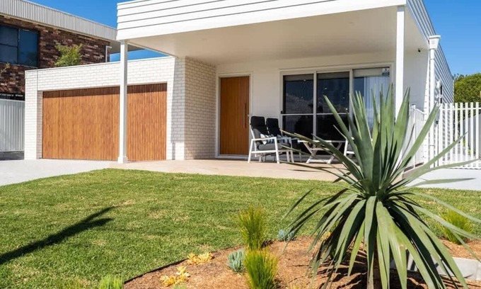 Vincentia House | Beautiful Myuna: Pet-Friendly Home by Nelsons Beach