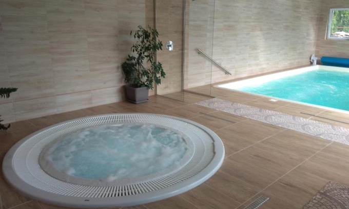 Tiszafured Bed & Breakfast | Relax at Nádas Pihenőpark with Oceanfront Bliss & Spa