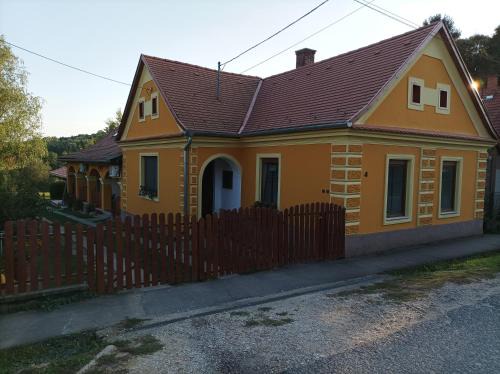Hegyhatszentjakab House | Cozy Nádkunyhó Vendégház: Pet-Friendly with Hot Tub