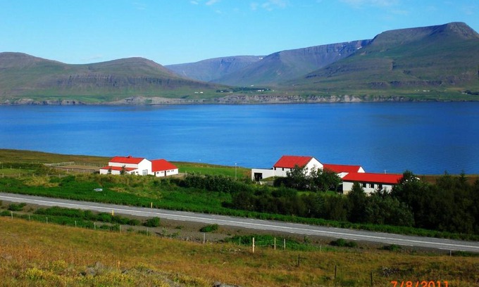 Hvalfjarðarsveit House | Experience Námshestar: Oceanfront Bliss for Families