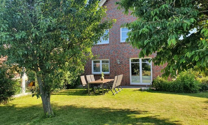Gronwohld Apartment | Seaside Retreat Near Hamburg: BBQ, Garden & Parking