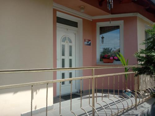 Lukacshaza Apartment | Pet-Friendly Négy Évszak Vendégház with Ocean View