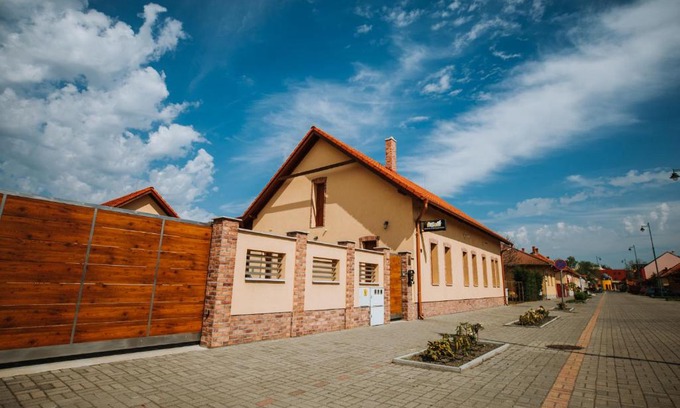 Morahalom Apartment | Exceptional Németh Apartmanházak with Hot Tub & Breakfast