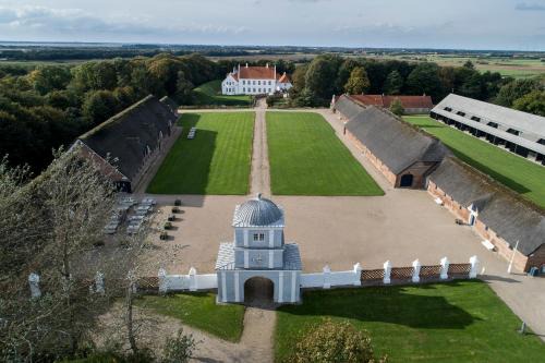 Vemb Hotel | Discover Nørre Vosborg: Pet-Friendly 4-Star Retreat