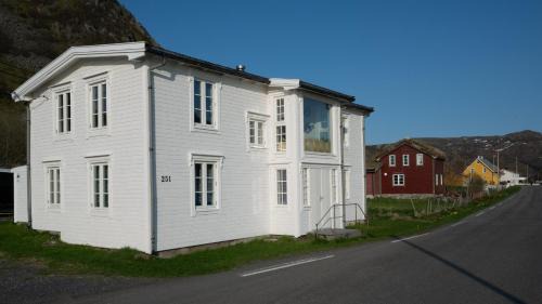 Andoy House | Discover Nøss Panorama: Oceanfront Retreat with Great Amenities