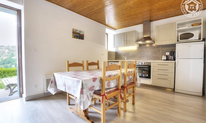 Montaimont House | Convenient St-Francois-Longchamp Getaway with Breakfast