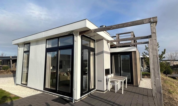 Municipality of Hellevoetsluis House | Cozy 3-Bedroom Chalet with Furnished Garden & Pet-Friendly