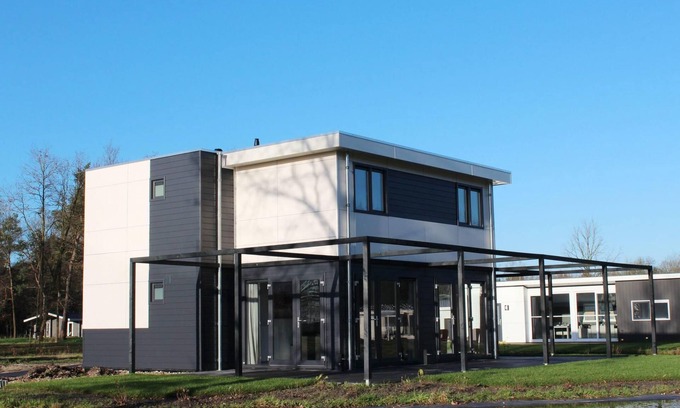Municipality of Hellevoetsluis House | Spacious Chalet with 5 Bedrooms, Kitchen & Pet-Friendly Policy